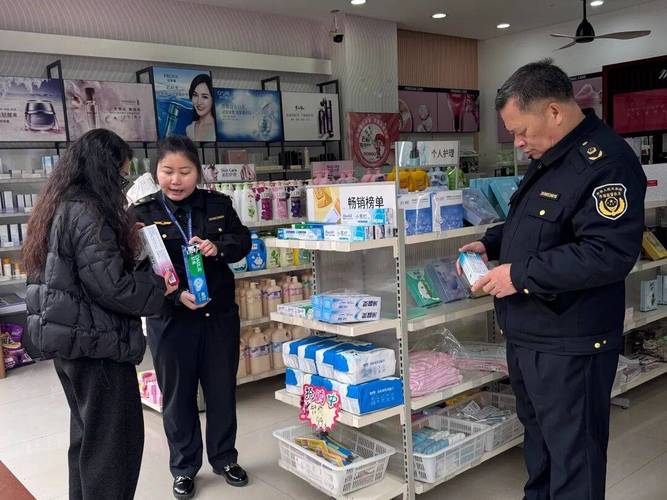 产品进行检查▲凌云县局执法人员对美妆批发店进口化妆品进行检查